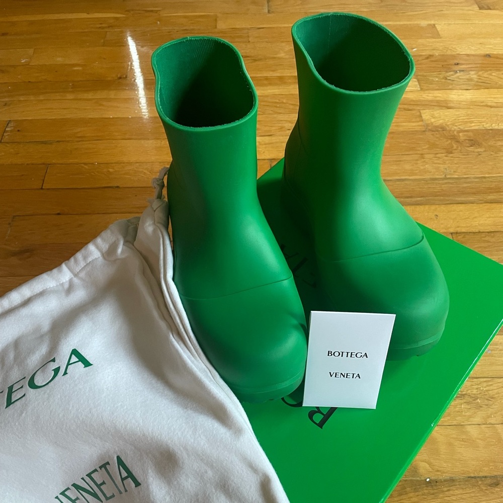Bottega Veneta Ankle Puddle Boots (Grass)
